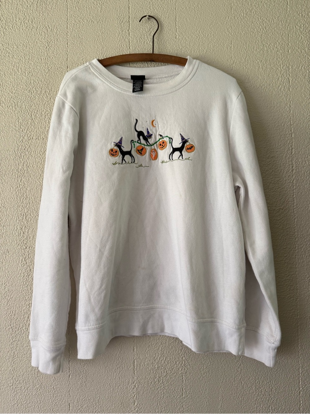 Holiday Editions White Halloween Cat Embroidered Crewneck Sweatshirt